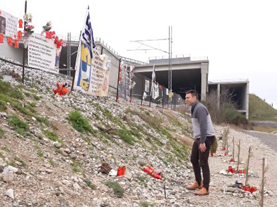 Κασσελάκης στο χώρο της τραγωδίας στα Τέμπη: Να αποδοθεί πραγματική δικαιοσύνη