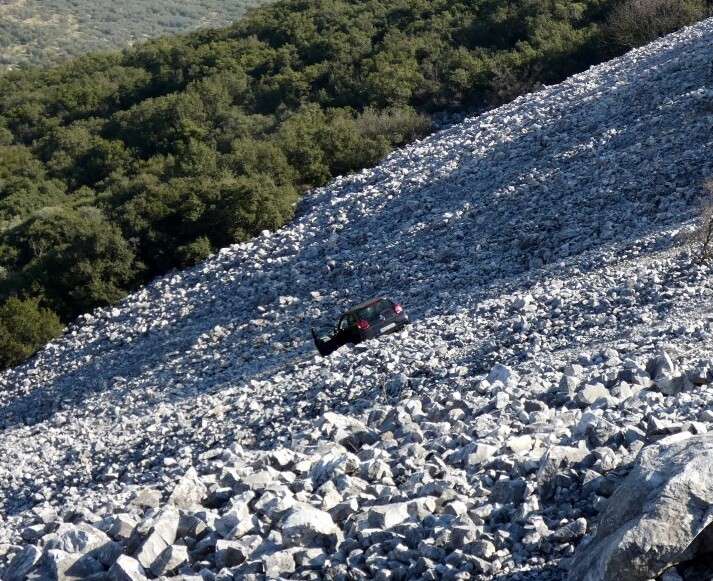 Αυτοκίνητο έφυγε σε γκρεμό 50 μέτρων στην Μελούνα – Άγιο είχε ο οδηγός