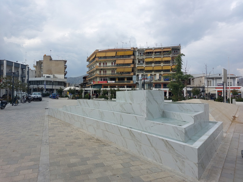 Ξανά σε λειτουργία το σιντριβάνι της Κεντρικής Πλατείας Τυρνάβου