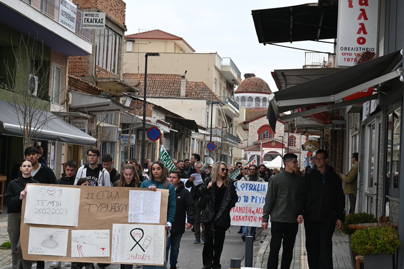 Απεργιακή συγκέντρωση στη Κεντρική Πλατεία Τυρνάβου και πορεία στους δρόμους της πόλης για την τραγωδία των Τεμπών