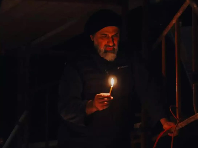 Καθεδρικός ναός Τιράνων: 57 κεριά για τα θύματα των Τεμπών μπροστά στην τοιχογραφία της Ανάστασης