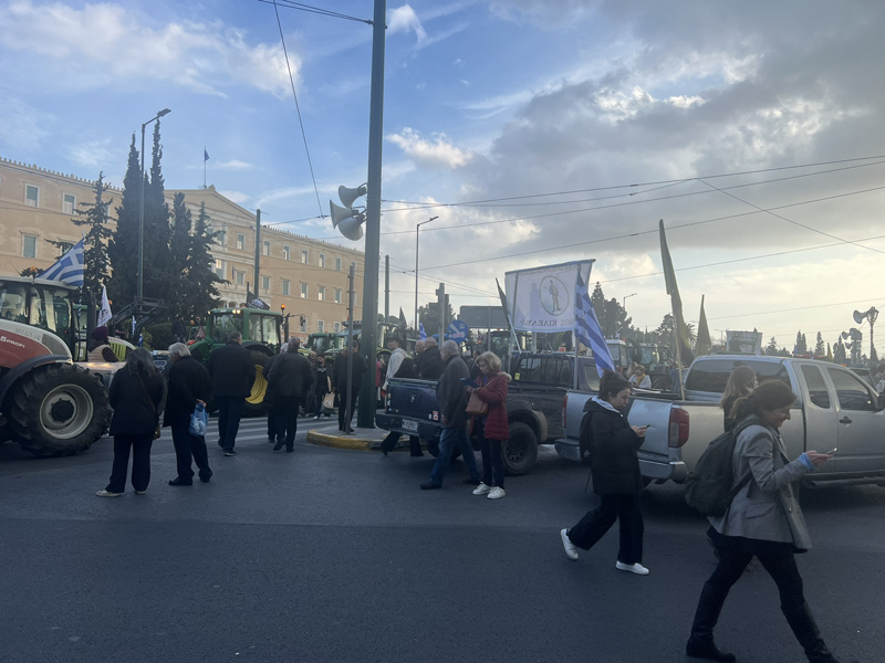 Έφτασαν στην Αθήνα τα τρακτέρ – Στις 18:30 το συλλαλητήριο (βίντεο)