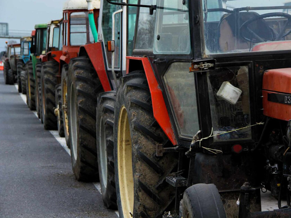 Αγρότες απέκλεισαν ξανά το τελωνείο των Ευζώνων για τα φορτηγά