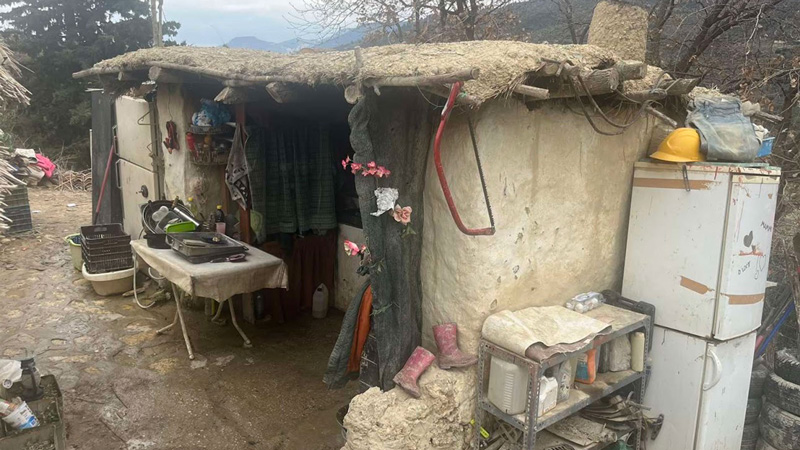 Κορινθία: Παλαιοχριστιανική οικογένεια ζούσε σε υπόγειο τούνελ 30 μέτρων χωρίς ρεύμα και νερό (βίντεο)