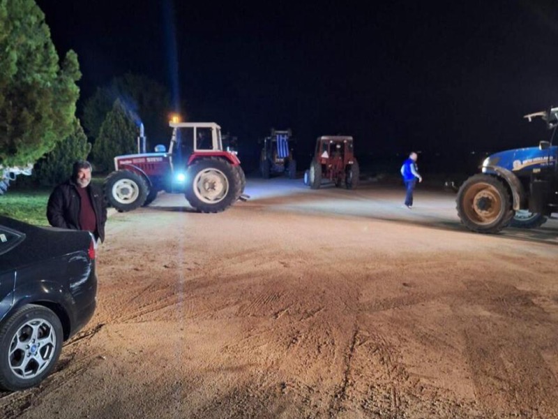 Αγρότες απέκλεισαν με μηχανήματα το μνημείο της εξέγερσης στο Κιλελέρ ενόψει του πολιτικού εορτασμού