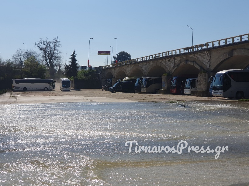 Δεκάδες λεωφορεία φτανουν στον Τύρναβο – Υποδέχεται τους επισκέπτες ο Δήμαρχος Τυρνάβου Στέλιος Τσικριτσής