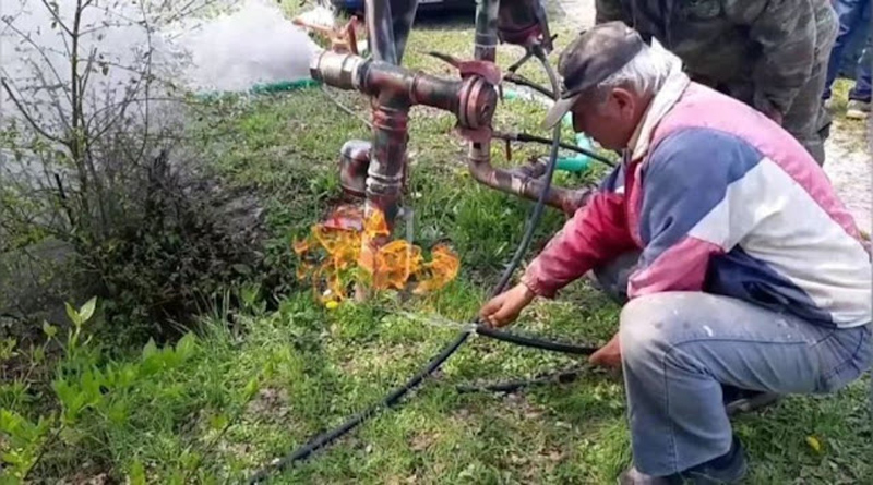 Αγρότης βρήκε «φλέβα» φυσικού αερίου στο χωράφι του