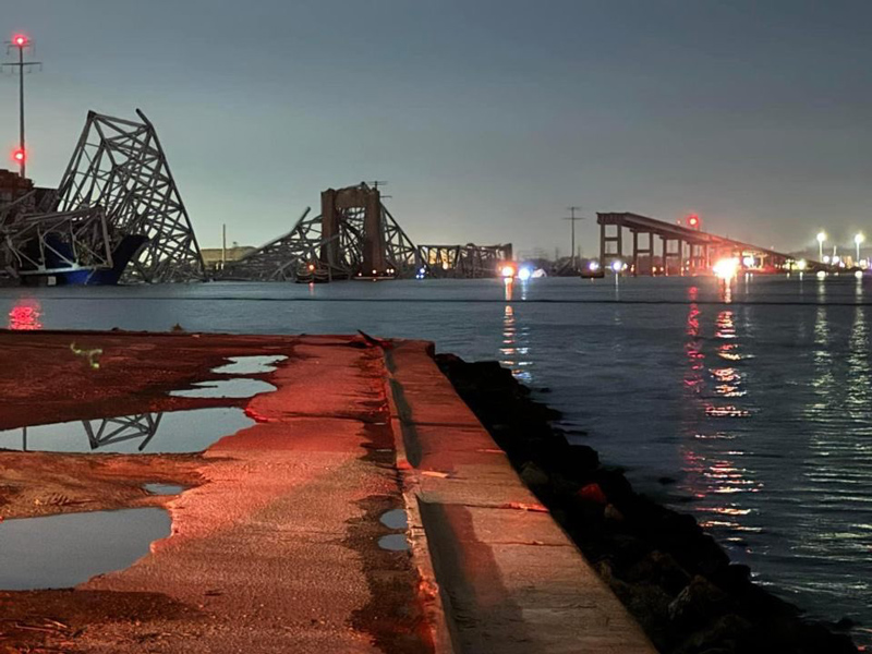 Φορτηγό πλοίο έπεσε στη γέφυρα της Βαλτιμόρης προκαλώντας την κατάρρευσή της (βίντεο)