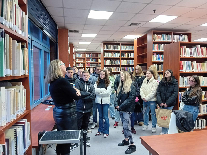 Εκπαιδευτική Επίσκεψη μαθητών/τριών του 1ου Γυμνασίου Τυρνάβου (Αχιλλέας Τζάρτζανος) στη Βιβλιοθήκη Λάρισας και στο Διαχρονικό Μουσείο