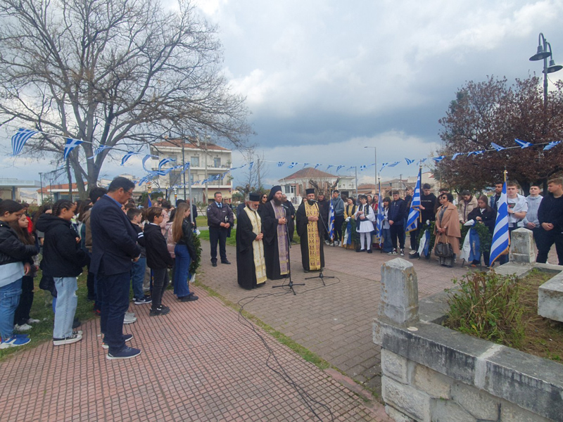 Με κάθε επισημότητα η κατάθεση στεφάνων των Σχολείων του Τυρνάβου για την Εθνική Επέτειο της 25ης Μαρτίου