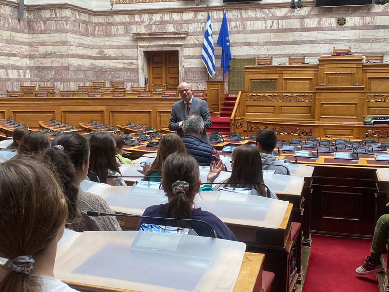 Καπετάνος – Επίσκεψη του 5ου Δ. Σ. Τυρνάβου στη Βουλή: «Η στήριξη της πρωτοβάθμιας Εκπαίδευσης αποτελεί πρωταρχικό μέλημα για την Κυβέρνηση Μητσοτάκη»
