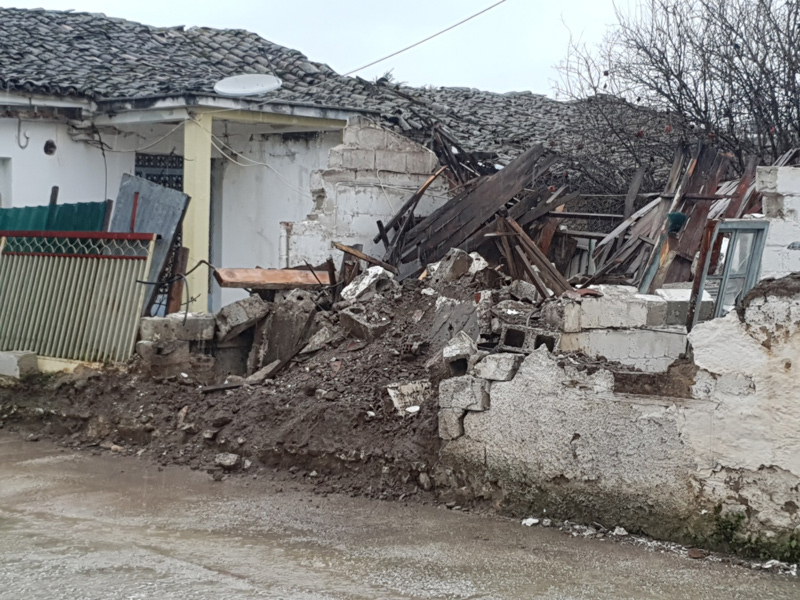Κατέρρευσε τοίχος παλιού ακατοίκητου σπιτιού στον Τύρναβο