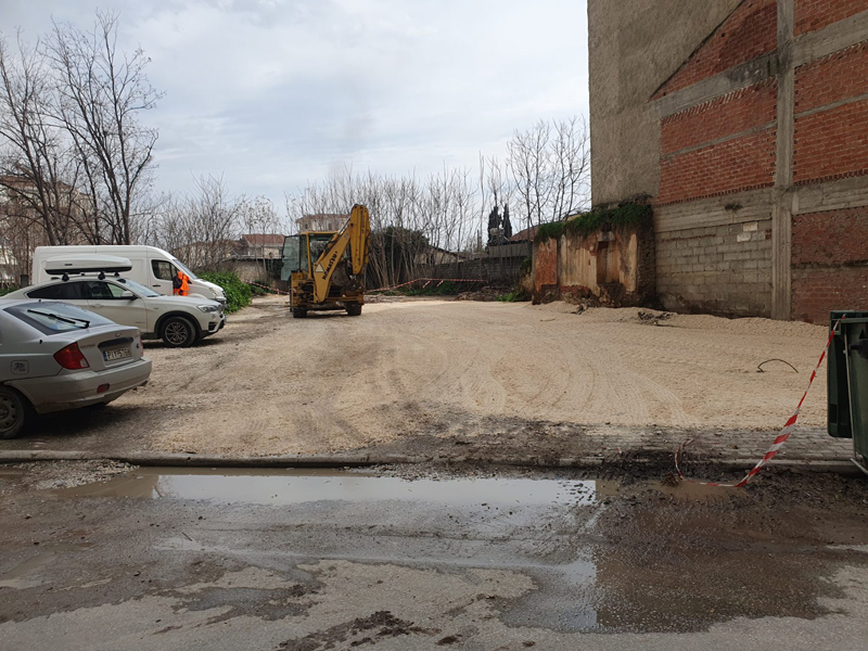 Καθαρίστηκε το πάρκινγκ πίσω από τα ΚΤΕΛ Τυρνάβου