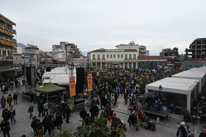 Γέμισε κόσμο η κεντρική πλατεία Τυρνάβου μετά την παρέλαση του παιδικού καρναβαλιού