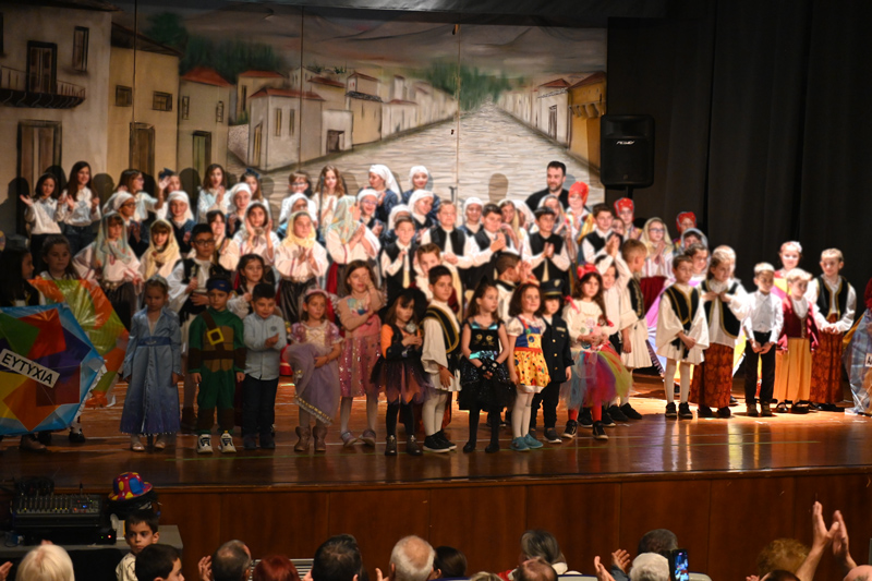 Με μεγάλη επιτυχία η παράσταση του Πολιτιστικού Συλλόγου Τυρνάβου «Να τραγουδούνε τα παιδιά, να χαίρονται οι μανάδες!»