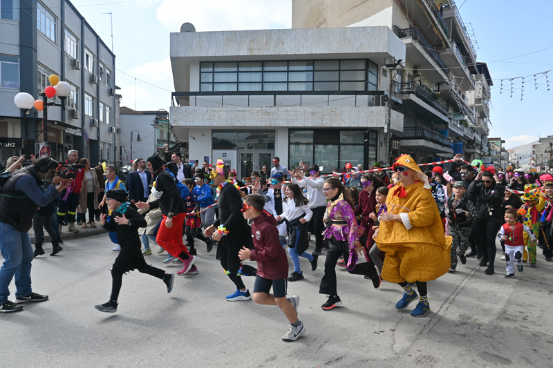 1ο Carnival Run: Ο πιο διασκεδαστικός αγώνας δρόμου έγινε και στον Τύρναβο (βίντεο)