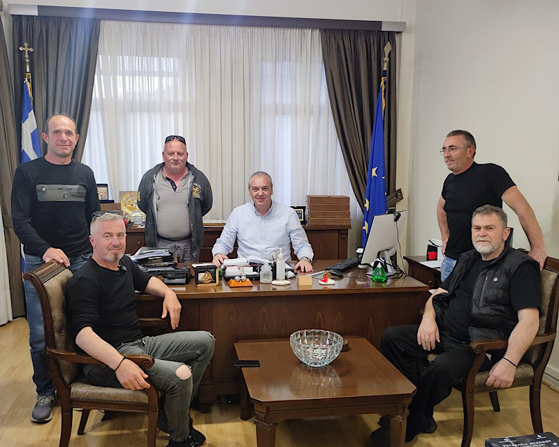 Το διοικητικό συμβούλιο της “Δόξας Βλαχογιαννίου”στο Δήμαρχο Ελασσόνας