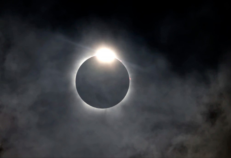 Ολική Έκλειψη: Η Σελήνη κάλυψε τον Ήλιο – Εκατομμύρια άνθρωποι παρακολούθησαν το σπάνιο φαινόμενο
