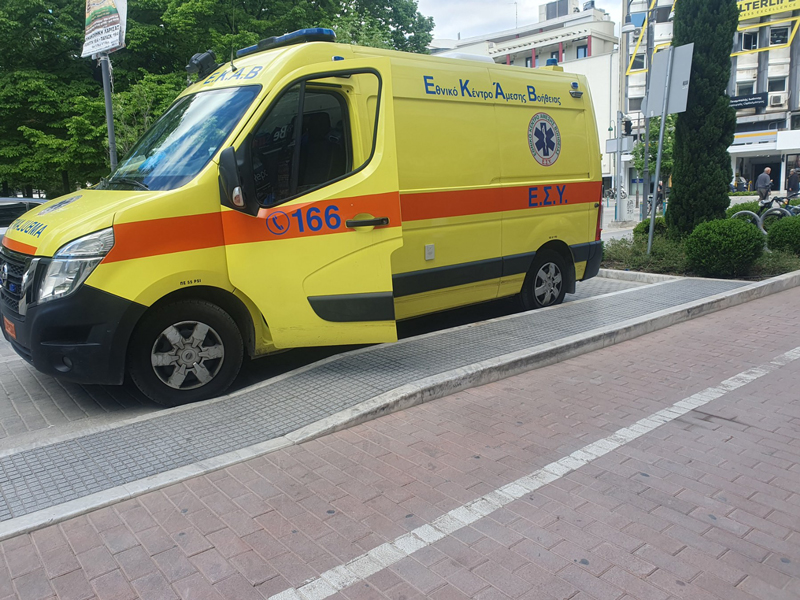 Γυναίκα τραυματίστηκε πέφτοντας σε πεζοδρόμιο της κεντρικής πλατείας στη Λάρισα