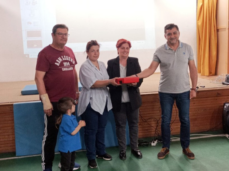 Δωρεά Απινιδωτή στο 1ο Δημοτικό Σχολείο Τυρνάβου από τον Σύλλογο Γονέων και Κηδεμόνων