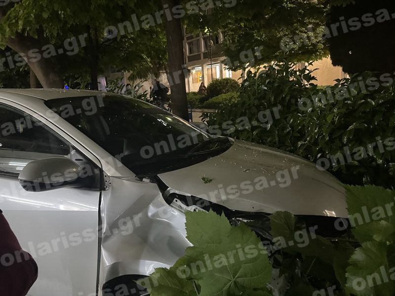 Απίστευτο τροχαίο ατύχημα στην Λάρισα: Αυτοκίνητο έπεσε σε άνδρα που καθόταν σε παγκάκι στο πάρκο