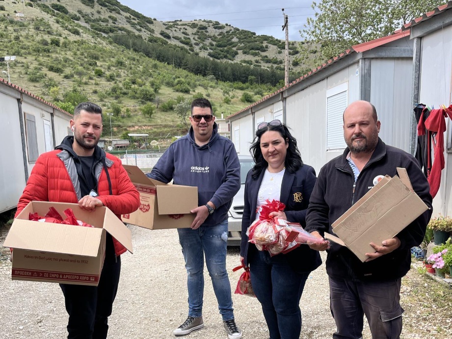 Αντιπροσωπεία της Δημοτικής αρχής Τυρνάβου πρόσφερε πασχαλινά είδη σε σεισμόπληκτους του Δαμασίου