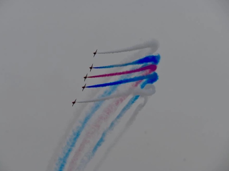 Αεροπορική επίδειξη των RAF Red Arrows στο Φλοίσβo – Βίντεο