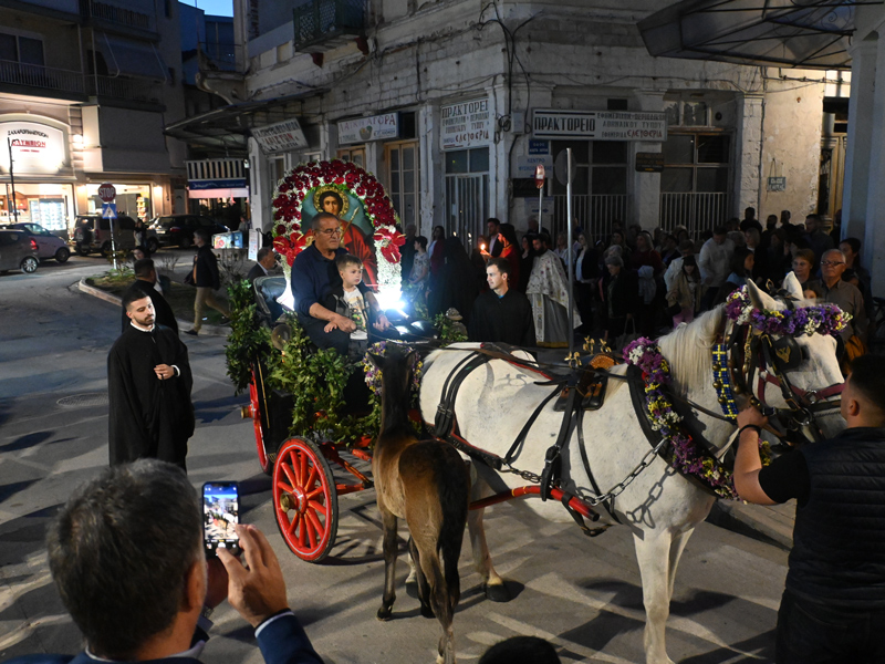 Άλογα και άμαξα στον Τύρναβο για τον Άγιο Γεώργιο στη μεγάλη πομπή της Λιτάνευσης (βίντεο)