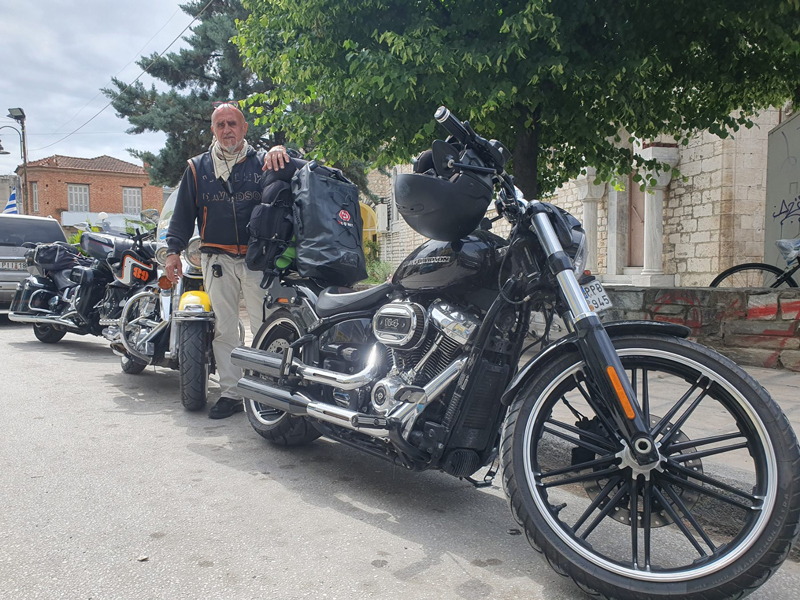 Με Harley Davidson και Indian Roadmaster γυρίζουν την Ελλάδα και έκαναν στάση στον Τύρναβο για τσίπουρο