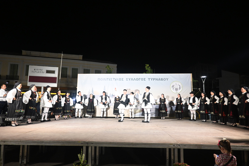 Πλημμύρισε… παράδοση η Κεντρική Πλατεία Τυρνάβου στο 5ο Φεστιβάλ Παραδοσιακών Χορών