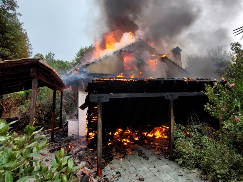 Φωτιά σε αγροικία κάτω από την Καρίτσα – Καταστράφηκε ολοσχερώς