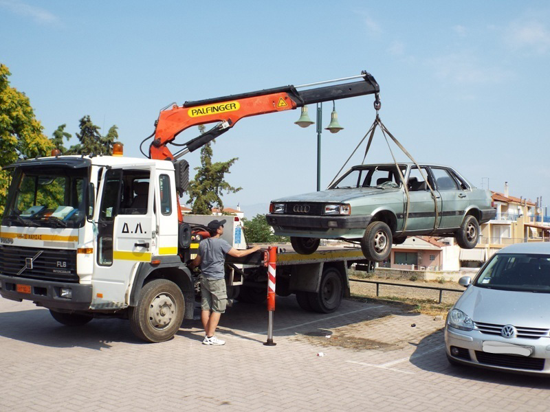 Συνεχίζεται η απομάκρυνση εγκαταλελειμμένων οχημάτων από τη Διεύθυνση Καθαριότητας & Ανακύκλωσης