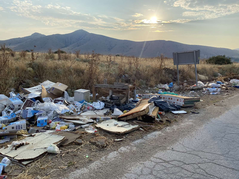 Ξεφυτρώνουν παράνομες χωματερές παρά την προσπάθεια του Δήμου Τυρνάβου