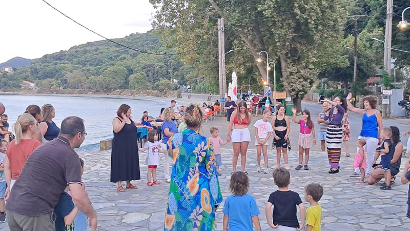 Μια υπέροχη δράση θεατρικού παιχνιδιού πραγματοποιήθηκε στην δροσερή πλατεία της Κουτσουπιάς