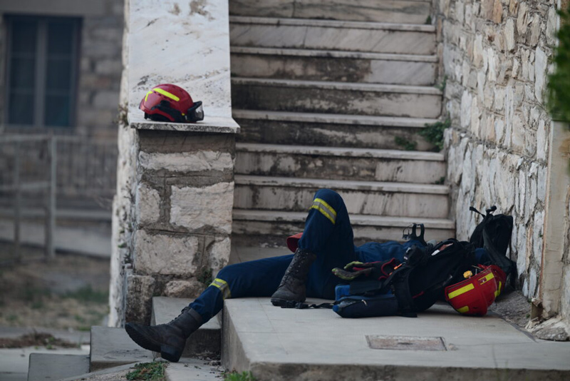 Φωτιά – Αττική: Συγκλονίζει η εικόνα του πυροσβέστη μετά την ολονύχτια μάχη