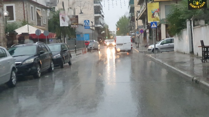 Τύρναβος: Καιρός που ξυπνάει δυσάρεστες αναμνήσεις – Έντονη βροχόπτωση (βίντεο – live η πορεία)