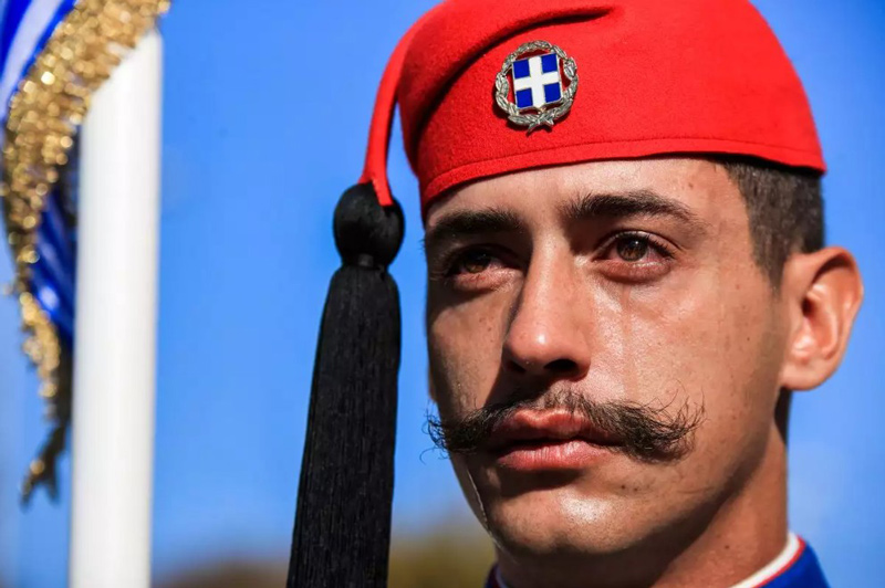 28η Οκτωβρίου: Ρίγη συγκίνησης για τα δάκρυα του εύζωνα