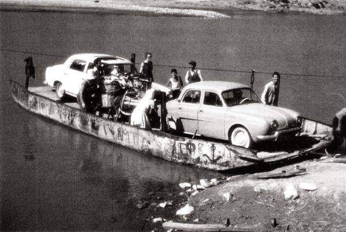 Η «Περαταριά» (Καράβι) του Πηνειού, που απ’ το σημείο «Βερνέζι», κυλούσε, το «Καραβάκι» στο ποτάμι