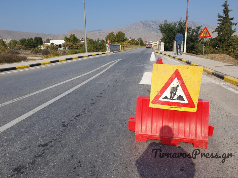 Πρόβλημα καθίζησης του οδοστρώματος στην είσοδο του Τυρνάβου – Στο σημείο ο Δήμαρχος Τυρνάβου (βίντεο)