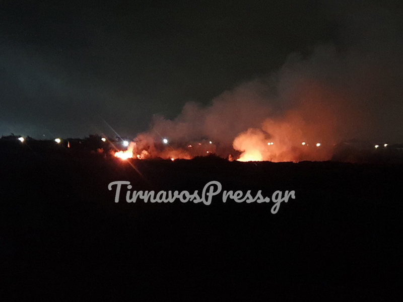 Αναζωπυρώθηκε η φωτιά που καίει από το πρωί σε χωματερή στον Αμπελώνα