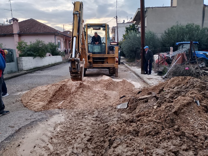ΔΕΥΑΤ: Άμεση αποκατάσταση της βλάβης σε αγωγό ύδρευσης στην Οδό Ροδιάς στο Τύρναβο