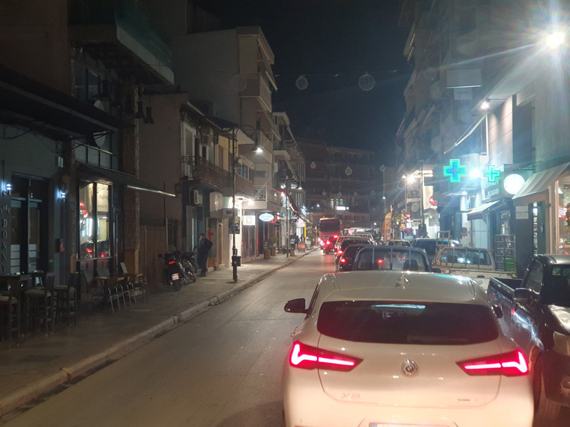 Κυκλοφοριακό χάος στην Καραολή Δημητρίου: Ακινητοποιημένα οχήματα και αυξημένη κίνηση τώρα