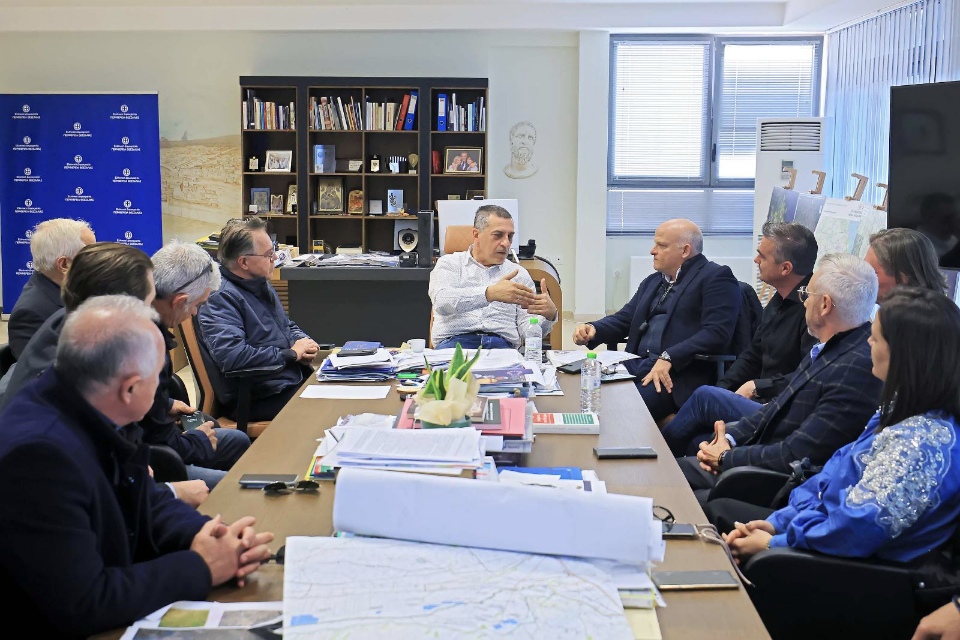 Γουργιώτης με Κουρέτα: Ενδυνάμωση της συνεργασίας με την Περιφέρεια για να μη χαθεί ούτε ευρώ για τη στήριξη της αγοράς