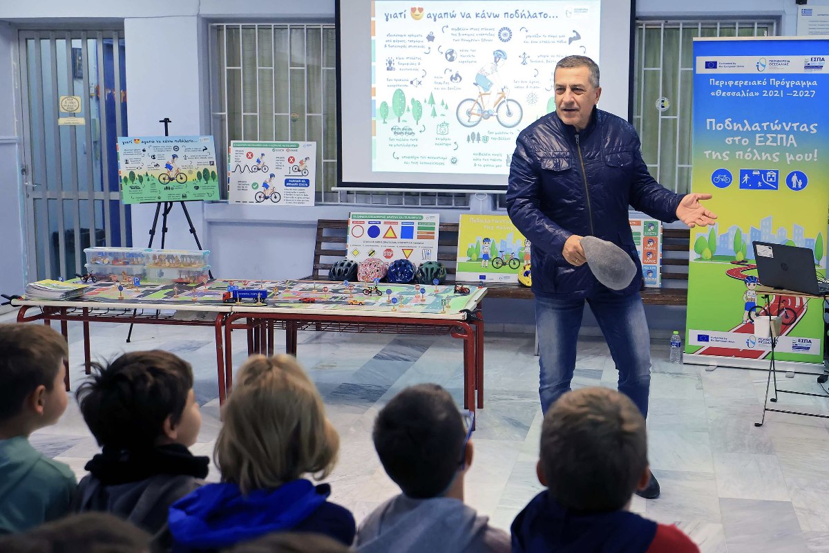 Ο Περιφερειάρχης Θεσσαλίας Δημήτρης Κουρέτας με μαθητές δημοτικού που συμμετέχουν στο πρόγραμμα «Ποδηλατώντας στο ΕΣΠΑ της Πόλης μου»