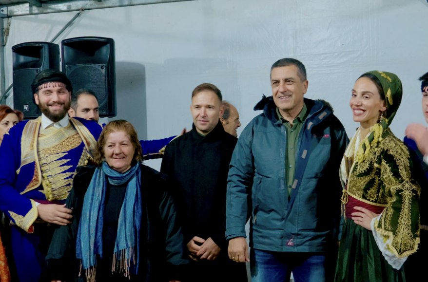 Ο Περιφερειάρχης Θεσσαλίας Δημήτρης Κουρέτας στο άναμμα του χριστουγεννιάτικου δέντρου  στην Μεταμόρφωση Καρδίτσας