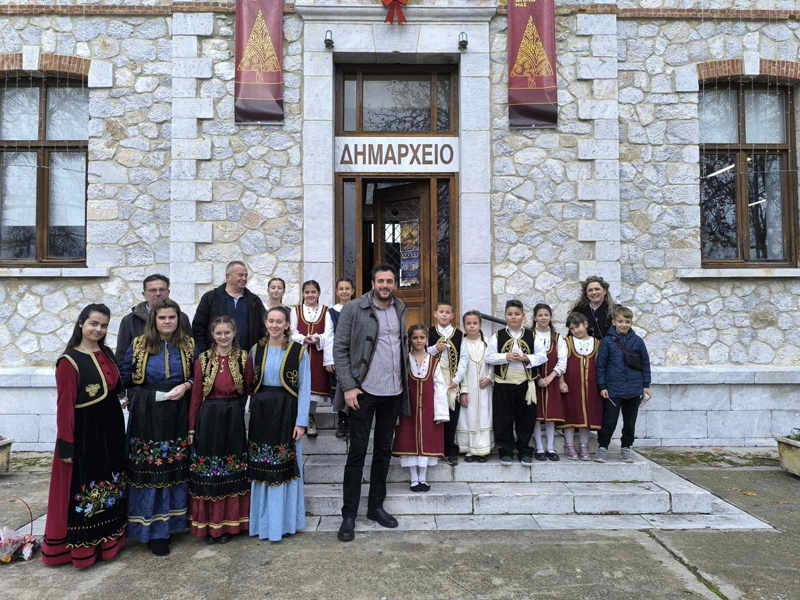 Χριστουγεννιάτικα Κάλαντα και Παραδοσιακοί Χοροί από το Παιδικό Τμήμα του Συλλόγου “Η ΑΡΩΓΗ” Αμπελώνα