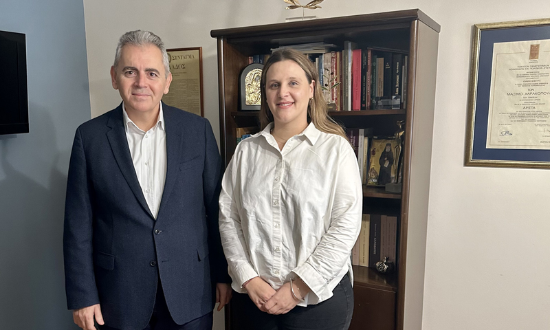 Μάξιμος με την Πρόεδρο Μεσοχωρίου: Θα επιμείνω ακόμη κι αν γίνομαι “δυσάρεστος” για τα προβλήματα στα σεισμόπληκτα χωριά μας