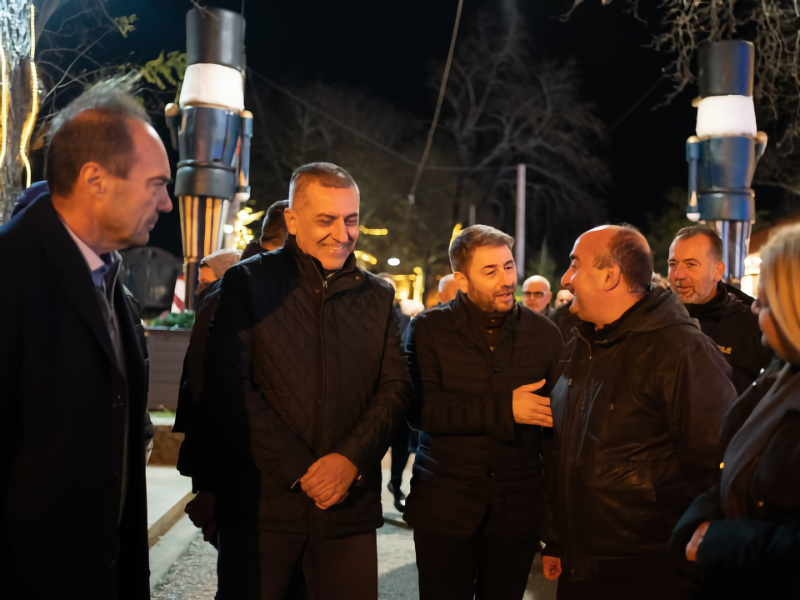 Βόλτα στα Χριστουγεννιάτικα Τρίκαλα για τον Ανδρουλάκη