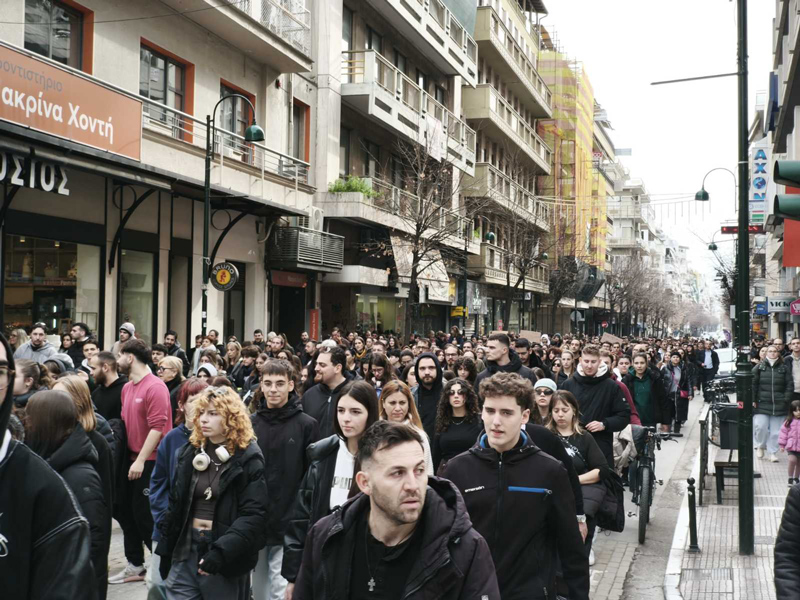«Δεν έχω οξυγόνο»: Χιλιάδες άνθρωποι βροντοφώναξαν για δικαίωση στην τραγωδία των Τεμπών