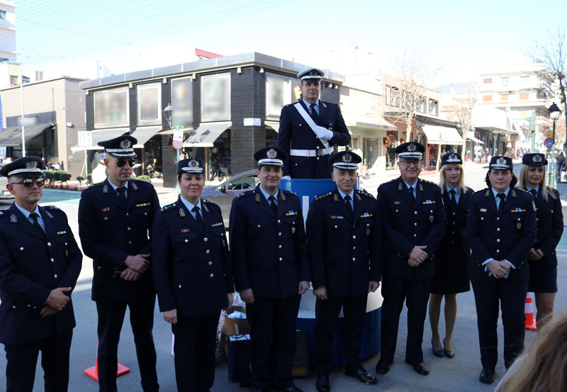 Συμβολική προσφορά δώρων σε τροχονόμο στον Βόλο